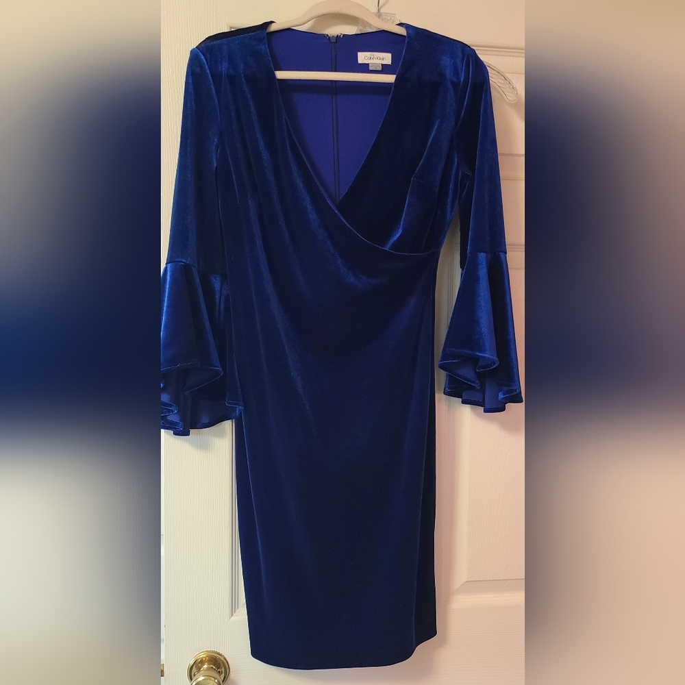 Elegant Blue Velvet Dress with Flared Sleeves